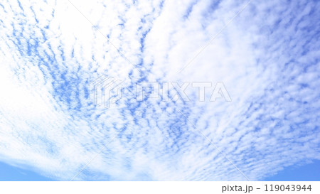 秋の空に広がるうろこ雲の空背景 秋の空に広がるうろこ雲の空背景 119043944