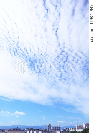 秋の空に広がるうろこ雲と街並み 縦 秋の空に広がるうろこ雲と街並み 縦 119043945