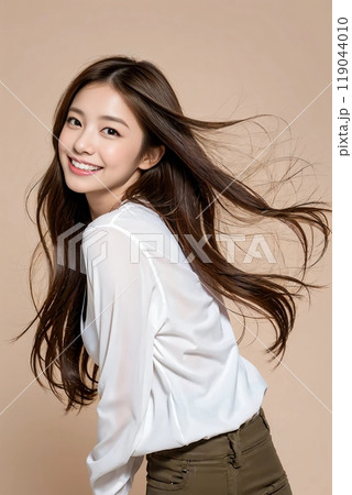 振り返る若いポートレートモデル 119044010