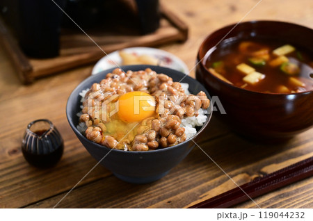 納豆たまごかけご飯とみそ汁など 119044232