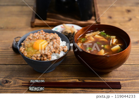 納豆たまごかけご飯とみそ汁など 119044233