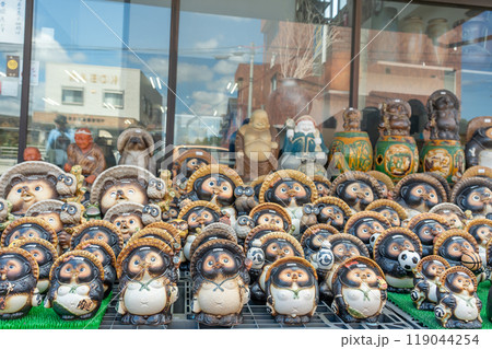 滋賀県甲賀市信楽町のたぬきの陶器の置物を並べて販売しているお店の店先 滋賀県甲賀市信楽町のたぬきの陶器の置物を並べて販売しているお店の店先 119044254