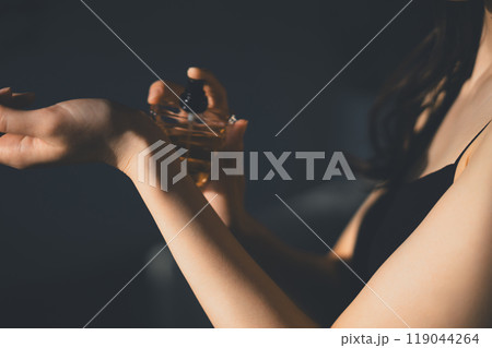 手首に香水をつける女性 119044264