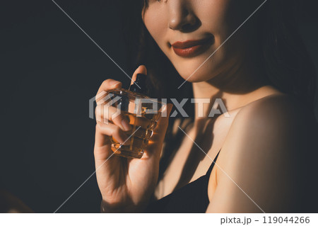 香水と女性 香水と女性 119044266