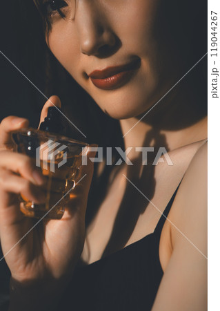 香水と女性 119044267