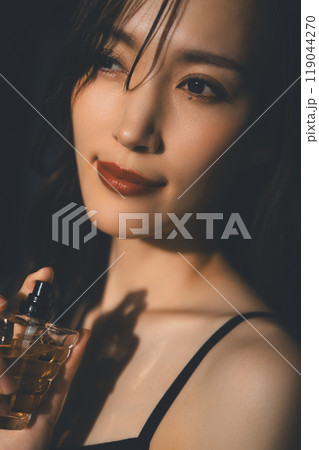 香水と女性 香水と女性 119044270