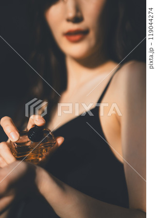 香水と女性 119044274