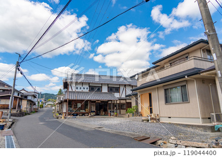滋賀県甲賀市信楽町のろくろ坂と呼ばれる窯元散策路 119044400