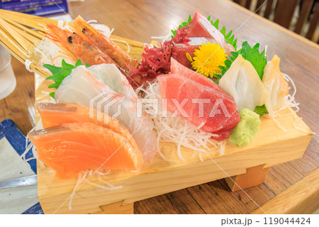 豪華なお刺身盛り合わせ。厚木駅前のお安い海鮮居酒屋で晩ごはん2024 119044424