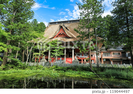 羽黒山出羽三山 三神合祭殿を鏡池越しに臨む 羽黒山出羽三山 三神合祭殿を鏡池越しに臨む 119044497