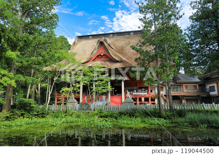 羽黒山出羽三山　三神合祭殿を鏡池越しに臨む 119044500