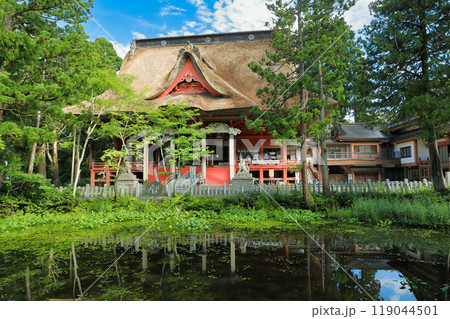羽黒山出羽三山　三神合祭殿を鏡池越しに臨む 119044501