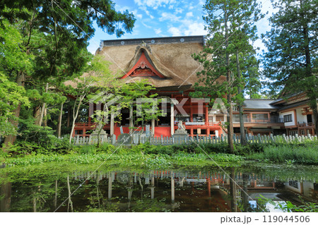 羽黒山出羽三山　三神合祭殿を鏡池越しに臨む 119044506
