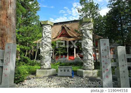 鶴岡市　出羽三山神社　三神合祭殿を鏡池越しに臨む 119044558
