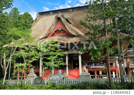 鶴岡市 出羽三山神社 三神合祭殿を鏡池越しに臨む 鶴岡市 出羽三山神社 三神合祭殿を鏡池越しに臨む 119044561