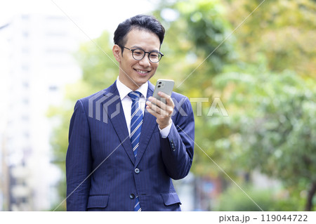 ビジネス スマホを見ているミドル男性 ビジネス スマホを見ているミドル男性 119044722