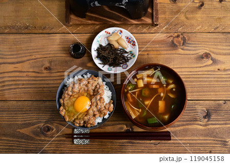 納豆たまごかけご飯とみそ汁など 119045158