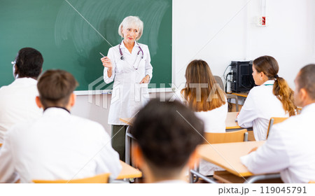 Professor reading lecture to group of medical students Professor reading lecture to group of medical students 119045791