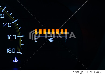 車のメーターパネル　ガソリン満タンの表示　 119045865