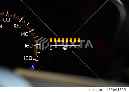 車のメーターパネル ガソリン満タンの表示  車のメーターパネル ガソリン満タンの表示  119045866