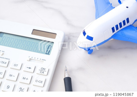 電卓と飛行機で、旅行を計画しているイメージ 119045867