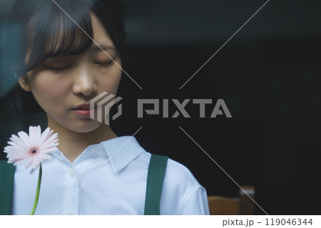 ガラス越し物憂げな表情の若い女性店員 119046344