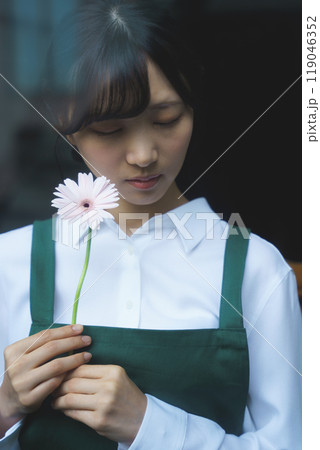 ガラス越し物憂げな表情の若い女性店員 ガラス越し物憂げな表情の若い女性店員 119046352