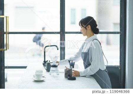 週末の朝、珈琲を淹れる若い女性店員 119046366