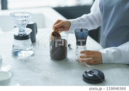 週末の朝、珈琲を淹れる若い女性店員 119046368
