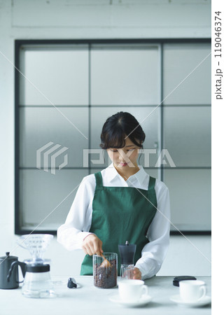 週末の朝、珈琲を淹れる若い女性店員 週末の朝、珈琲を淹れる若い女性店員 119046374