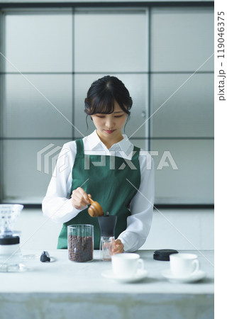 週末の朝、珈琲を淹れる若い女性店員 週末の朝、珈琲を淹れる若い女性店員 119046375