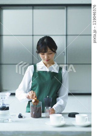週末の朝、珈琲を淹れる若い女性店員 119046376