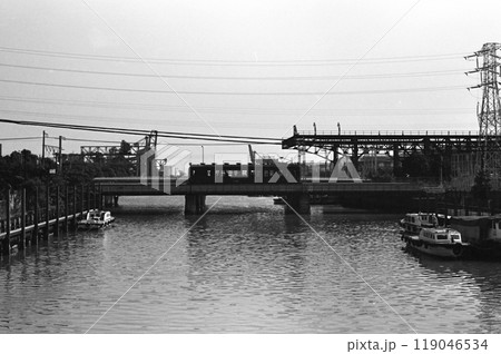 鶴見線を走るクモハ12形電車 鶴見線を走るクモハ12形電車 119046534