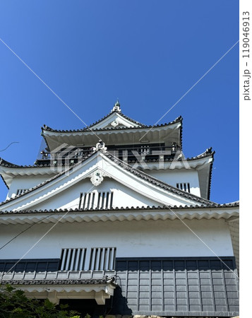 青空に映える岡崎城 119046913
