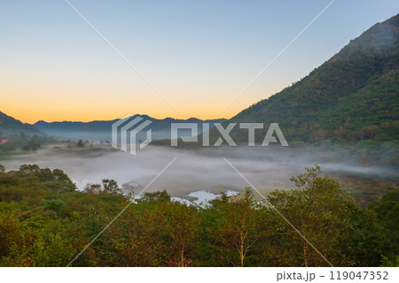 鳥居峠からの覚満淵と大沼【群馬県赤城山】 鳥居峠からの覚満淵と大沼【群馬県赤城山】 119047352