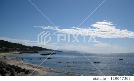 青空と青い日本海と岬と砂浜がある田舎の風景 119047362