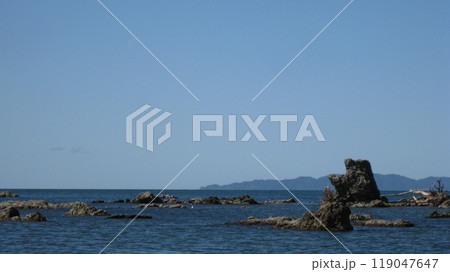 青空と青い日本海と奇岩と粟島 119047647