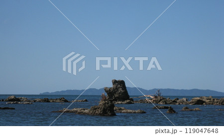 青空と青い日本海と奇岩と粟島 119047648