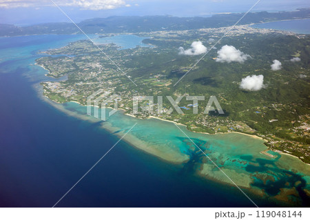 空撮 本部半島 今帰仁村 新里漁港 具志堅ビーチ サンゴ礁 羽地内海 名護市街 119048144