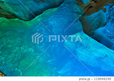 鍾乳洞の透明な水 119048240