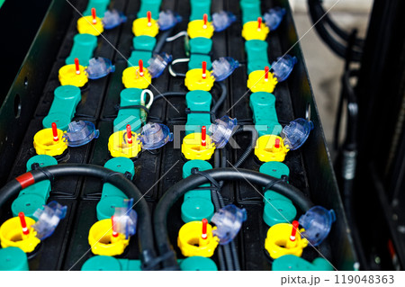 リーチ式フォークリフト バッテリー液点検 リーチ式フォークリフト バッテリー液点検 119048363