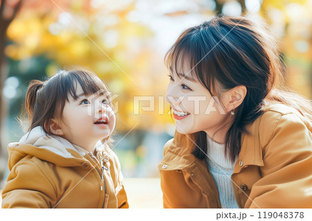 母と子供　秋の公園 119048378
