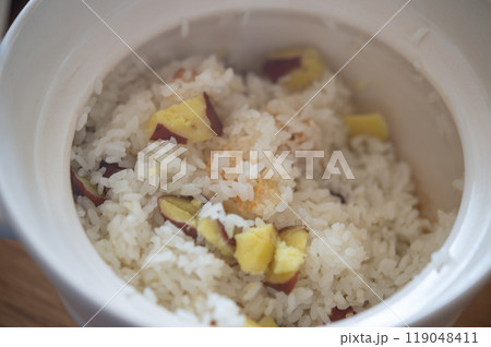 土鍋で炊いた薩摩芋ごはん 土鍋で炊いた薩摩芋ごはん 119048411