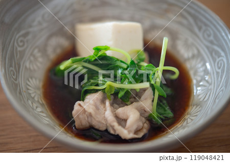 豚しゃぶをポン酢で食べる 豚しゃぶをポン酢で食べる 119048421