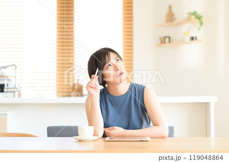 タッチペンを手に考え中の女性 119048864