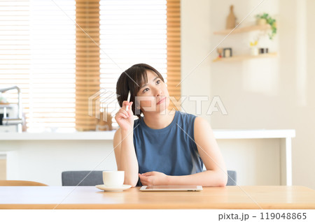タッチペンを手に考え中の女性 119048865