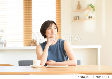 タッチペンを手に考え中の女性 119048884