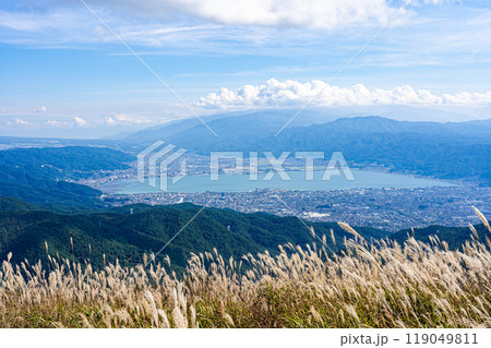 高ボッチ山頂上のススキの草原から諏訪湖周辺を見下ろす 高ボッチ山頂上のススキの草原から諏訪湖周辺を見下ろす 119049811