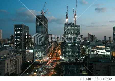 黄昏時の大阪・中之島、御堂筋方面の眺め 119049852