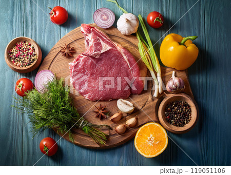 調理前の新鮮なステーキ肉 119051106